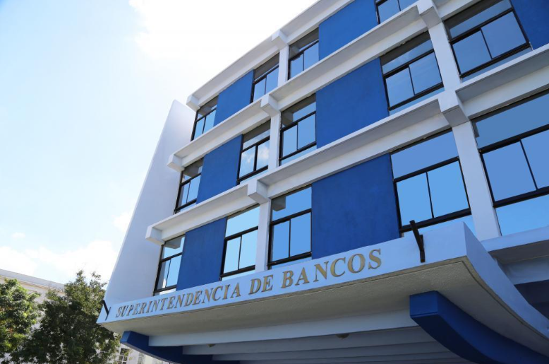 Entre agosto de 2025 y julio de 2026, 283,790 personas ingresaron o reingresaron al sistema financiero, la mitad de ellas mujeres, según publicó elDinero con datos de la Superintendencia de Bancos.