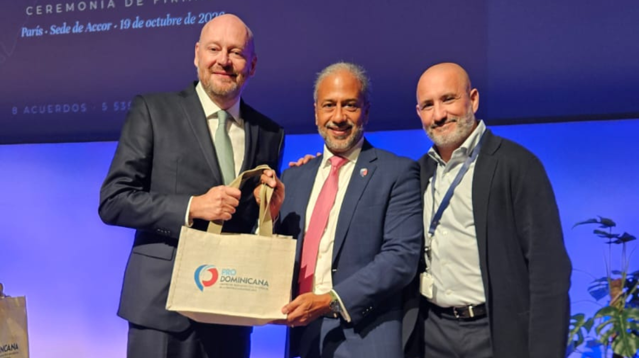 El grupo francés firmó en París nuevos acuerdos de desarrollo; su cartera dominicana generaría hasta 9,000 empleos directos, según la empresa.