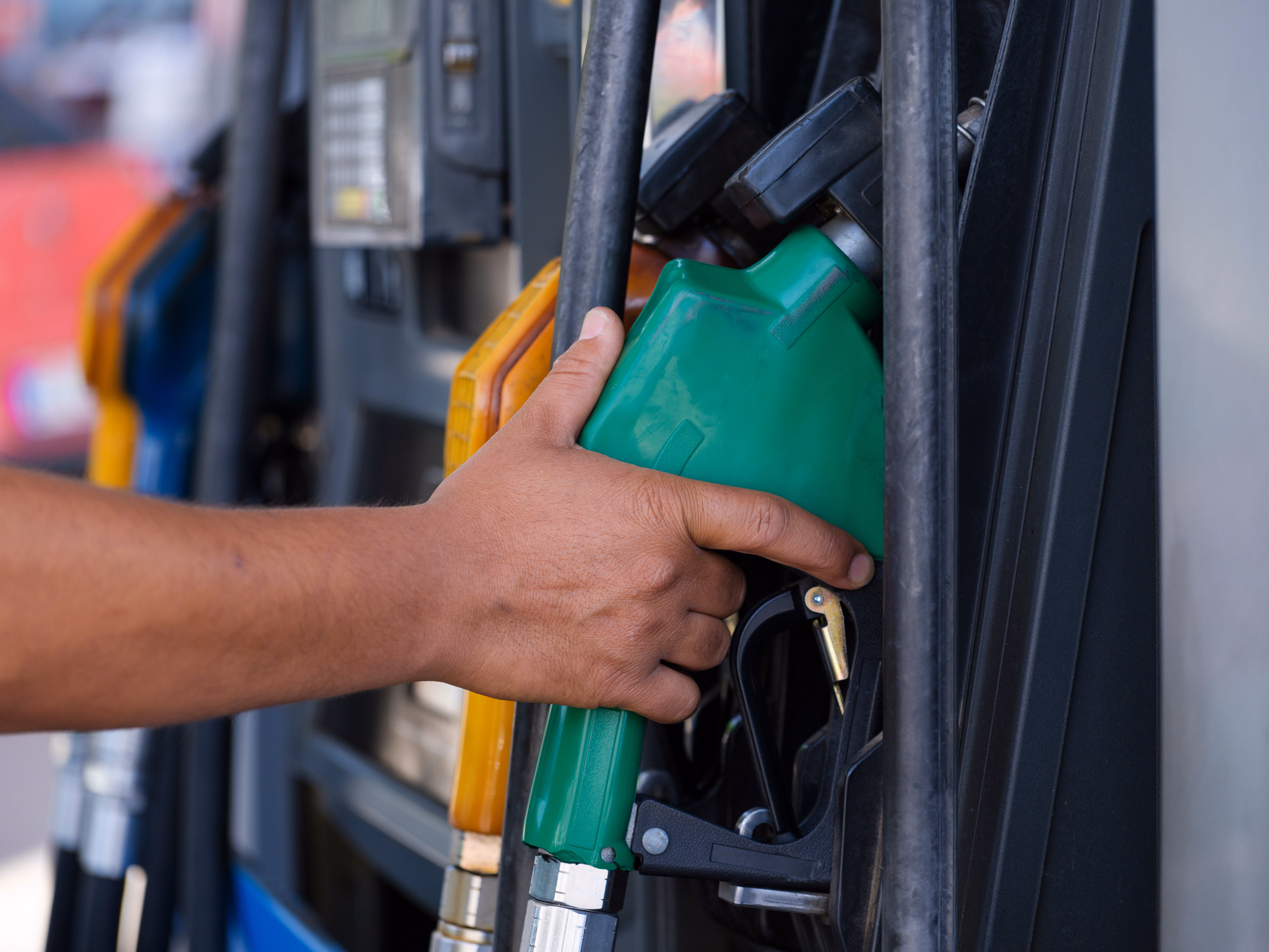 El Gobierno destinará RD$1,860.3 millones esta semana para mantener congelados los precios de las gasolinas, el gasoil y el gas licuado, mientras suben el avtur, el kerosene y el fuel oil.