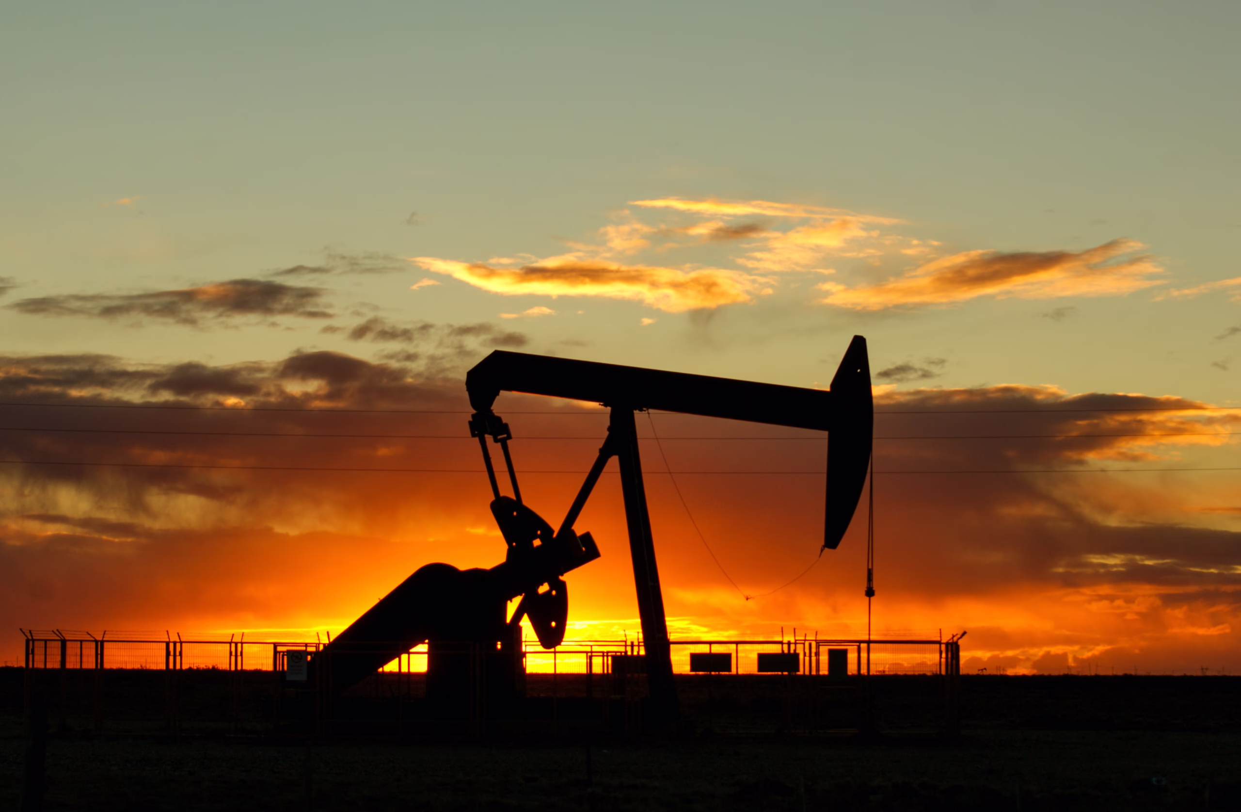 El crudo estadounidense subió más de 10 % en la semana, en medio de ataques contra buques en el estrecho de Ormuz y contra instalaciones energéticas en Arabia Saudí.