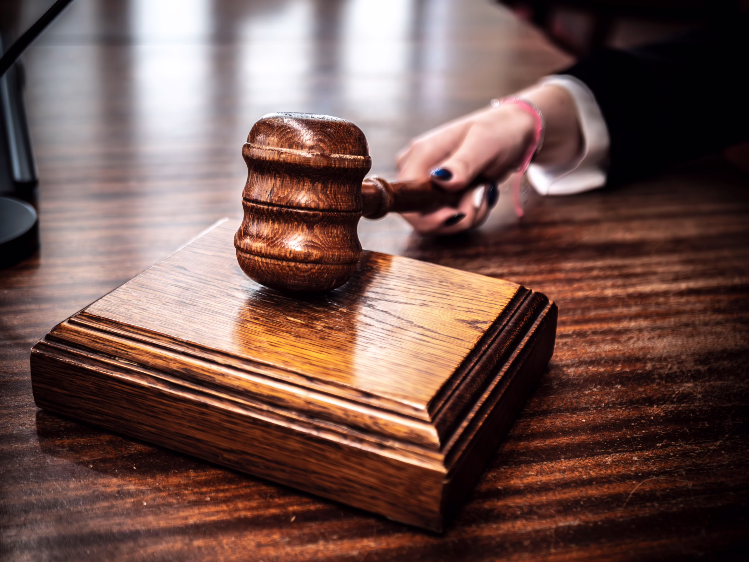 Solo el 42.06 % de 769,823 asuntos fallados se resolvió en el plazo legal, según un estudio de ANJE y la Escuela Nacional de la Judicatura; la lentitud pesa más en las mipymes.